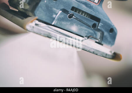 Le ponçage et la préparation des vieilles portes avec peinture craquelée pour une nouvelle couche de peinture lisse, ponçage ou décapage de concept. Banque D'Images