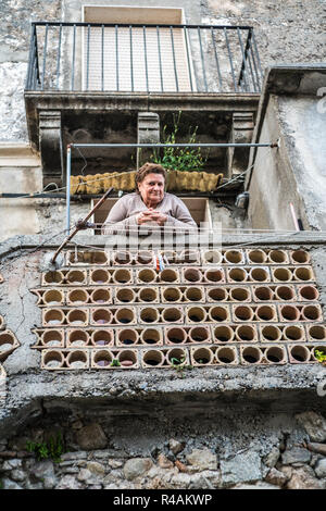 Femme locale sur balcon, 20/410, l'Italie, l'Europe. Banque D'Images