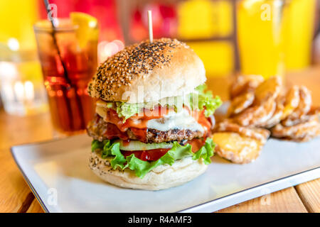 Burger de boeuf américain juteux délicieux menu avec de la laitue, du ketchup et de croustilles dans Restaurant Fast-Food Banque D'Images