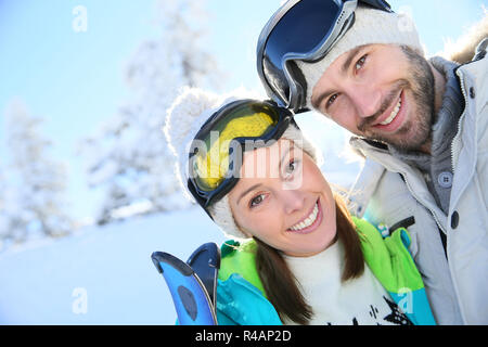 Portrait of cheerful couple dans la montagne enneigée Banque D'Images