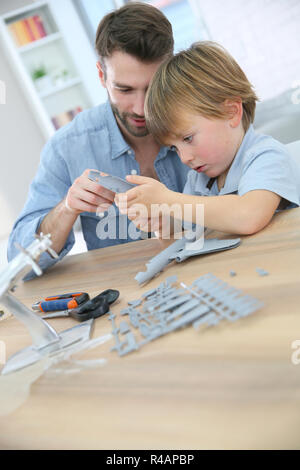 Le père et le fils de l'assemblage de la maquette d'avion Banque D'Images