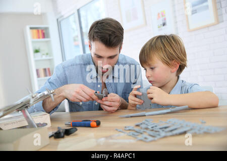 Le père et le fils de l'assemblage de la maquette d'avion Banque D'Images