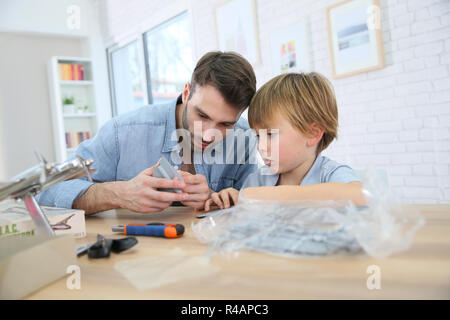 Le père et le fils de l'assemblage de la maquette d'avion Banque D'Images