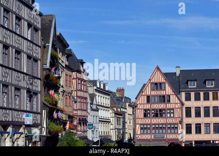 Rouen (nord de la France) : Norman maisons traditionnelles avec façades à colombages sur la place du Vieux Marché ('place du Vieux-Marché') dans l'hyper Banque D'Images