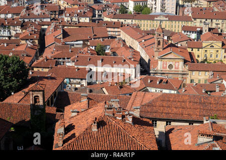 Italie : Saluzzo dans la province de Coni, Piémont. Aperçu de la ville depuis le clocher de l'église San Giovanni Banque D'Images