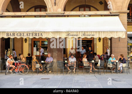 Italie : Saluzzo dans la province de Coni, Piémont. Terrasse de café dans le centre-ville Banque D'Images