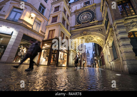 Rouen (Normandie, nord de la France) : 'Rue du Gros Horloge' street un jour de pluie, avec la fameuse "Gros-Horloge" (grande horloge), xive siècle, l'ast Banque D'Images