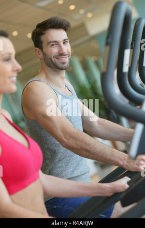 Couple cardio training programme au centre de remise en forme Banque D'Images