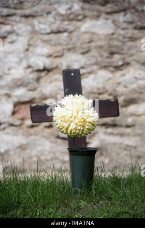 Une petite croix en bois dans un garveyard dans une église rurale. Banque D'Images