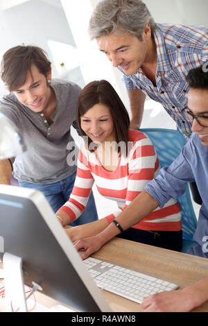 Avec les élèves de l'enseignant sur le bureau de travail Banque D'Images