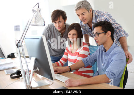 Avec les élèves de l'enseignant sur le bureau de travail Banque D'Images