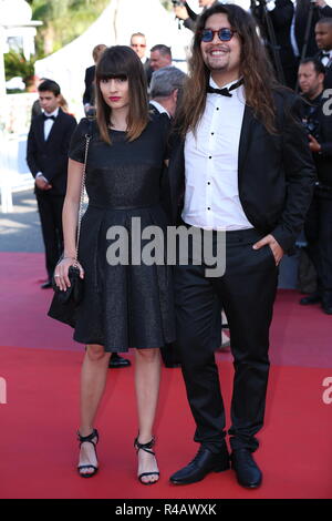 CANNES, FRANCE - 19 MAI 2018 : Lucien Gainsbourg et Lilou à pied le tapis rouge à 'l'homme qui a tué Don Quichotte" projection au Festival de Cannes Banque D'Images