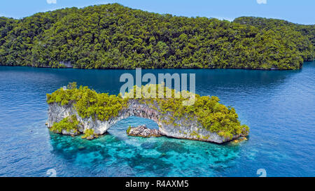Arch, drone photo, Palau, Micronesia, Pacific lagoon, Australie Banque D'Images