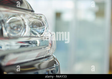 De récolte de phare isolé grande voiture noir puissant. Close up de la partie avant du nouveau véhicule chers, c'est l'intérieur permanent. Concept de ventes de l'automobile et voiture de luxe beauté advertismet. Banque D'Images