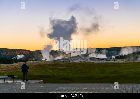 Old Faithful le matin,l'été, dans le parc national de Yellowstone, aux États-Unis. Banque D'Images