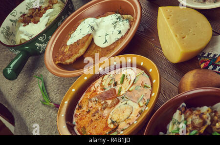 Cuisine lituanienne, assorties, des plats traditionnels de la Baltique vue d'en haut. Banque D'Images