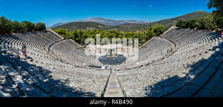 Le théâtre grec antique à Épidaure, Péloponnèse. Banque D'Images