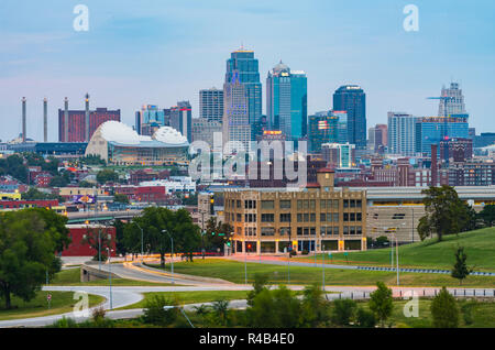 Au Kansas, Missouri, USA. 09-15-17, belle Kansas city skyline au crépuscule. Banque D'Images