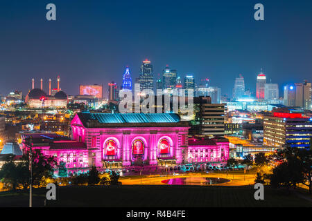 Au Kansas, Missouri, USA. 09-15-17, belle Kansas city skyline at night. Banque D'Images