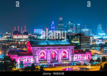 Au Kansas, Missouri, USA. 09-15-17, belle Kansas city skyline at night. Banque D'Images