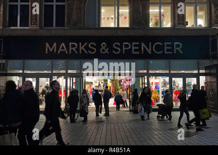 Shoppers Vendredi noir en passant devant un magasin Marks and Spencer à Liverpool UK centre-ville. 2018 Banque D'Images