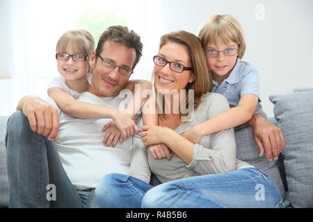 Portrait de famille heureuse de quatre portant des lunettes Banque D'Images