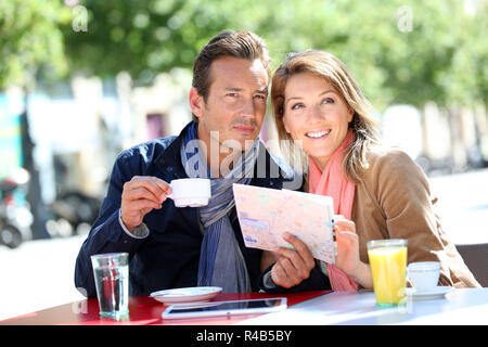 Couple de touristes city map Banque D'Images