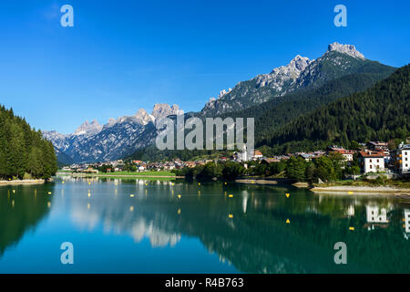 Le lac artificiel près du village de Cadore en Italie, créé par le barrage de Santa Caterina. Région des Dolomites. Banque D'Images