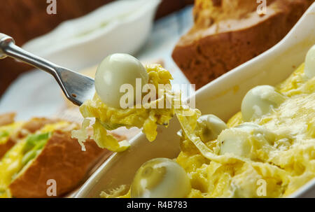 Oeufs d'Anglesey, Gallois, cuisine, purée de pommes de terre aux poireaux et oeufs durs, est cuit dans une sauce au fromage traditionnel britannique , un assortiment de plats, Top v Banque D'Images