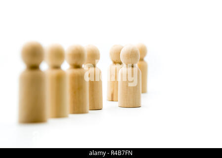 Ligne de figures en bois, comité permanent de la foule et concept de leadership. Selective focus sur la figurine en face Banque D'Images