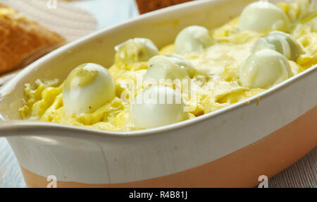 Oeufs d'Anglesey, Gallois, cuisine, purée de pommes de terre aux poireaux et oeufs durs, est cuit dans une sauce au fromage traditionnel britannique , un assortiment de plats, Top v Banque D'Images