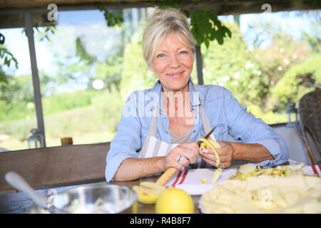 Coupe femme senior de pommes recette de pâtisserie Banque D'Images