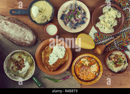 Cuisine lituanienne, assorties, des plats traditionnels de la Baltique vue d'en haut. Banque D'Images