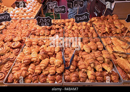Délicieux à pâtisseries à la Mapa Ne'eman boulangerie, un niveau inférieur à l'hôpital Hadassah à Jérusalem, Israël. Banque D'Images