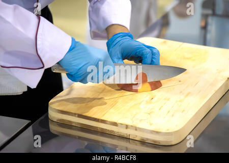 La cuisson des aliments, et home concept - portrait d'homme coupe manuelle Banque D'Images