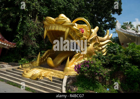 À la Hat Yai Parc Municipal, il y a un grand escalier où vous obtenez de marcher à travers la bouche d'un dragon géant. Dans la région de Hat Yai, Thaïlande. Banque D'Images