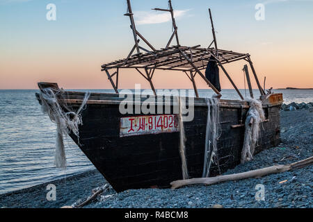 Goélette de pêche nord-coréens sur la rive de l'île russe près de la ville de Vladivostok extrême-orientale après un naufrage en raison de typhon Suolik. Banque D'Images