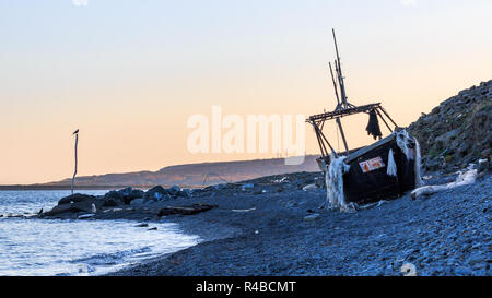 Goélette de pêche nord-coréens sur la rive de l'île russe près de la ville de Vladivostok extrême-orientale après un naufrage en raison de typhon Suolik. Banque D'Images