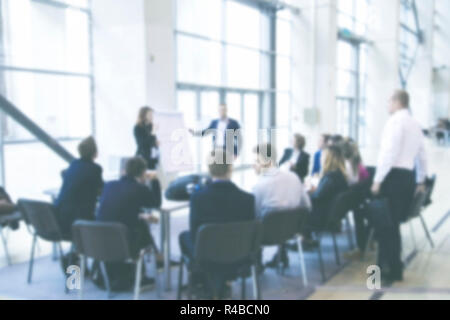 Vue brouillée de personnes en formation d'entreprise Banque D'Images