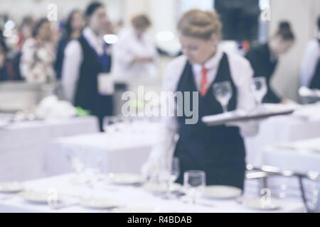 Arrière-plan flou, fille serveuse dans un café. Banque D'Images