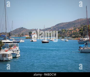 On Poros Island Ferry dans une journée d'été en Grèce Banque D'Images