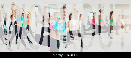 Collage d'un groupe de jeunes femmes dans l'exercice de sport ensemble dans une salle de sport avec un fond de classe du mot workout Banque D'Images