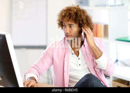 Businessman talking on the phone in office Banque D'Images