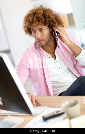 Businessman talking on the phone in office Banque D'Images