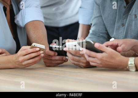 Gros plan sur smarphones utilisée dans office Banque D'Images
