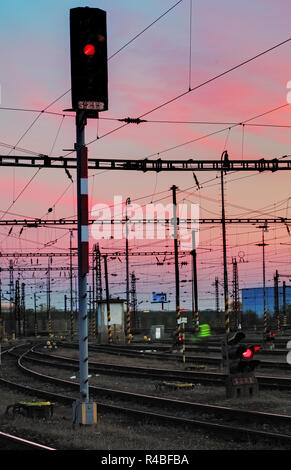 Les voies de chemin de fer à un coucher de soleil coloré rose Banque D'Images