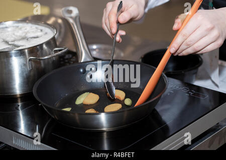 La cuisson dans une poêle Banque D'Images