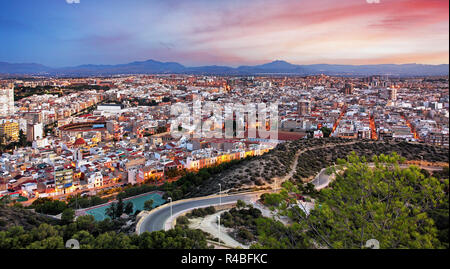 Espagne - Alicante est une ville méditerranéenne, Skyline at night Banque D'Images