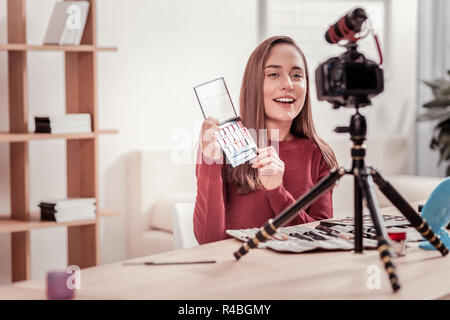 Secrets de beauté. Bonne inspiration à la femme parlant devant la caméra tout en partageant des trucs et astuces de beauté Banque D'Images