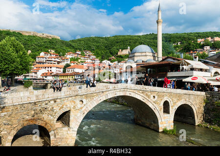 Pont de pierre sur la rivière Bistrica et Sinan Pacha Mosquée, à Prizren, Kosovo Banque D'Images